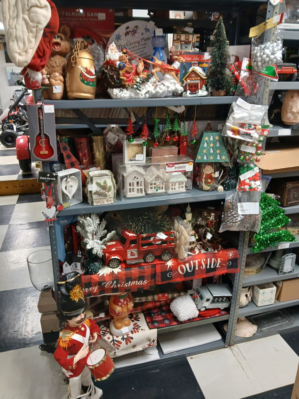 Christmas Décor Shelf Lot