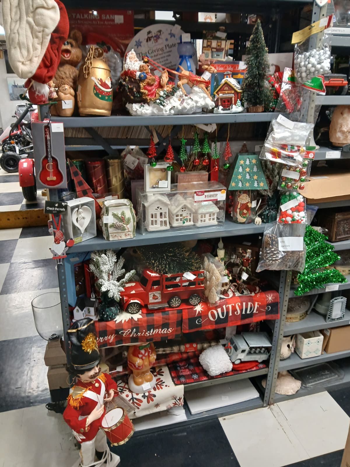 Christmas Décor Shelf Lot