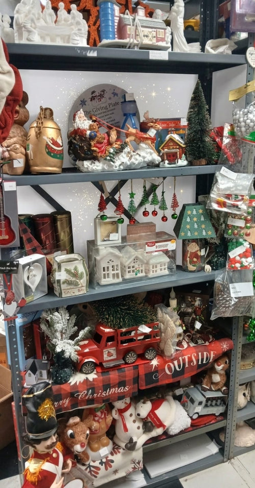 Christmas Décor Shelf Lot